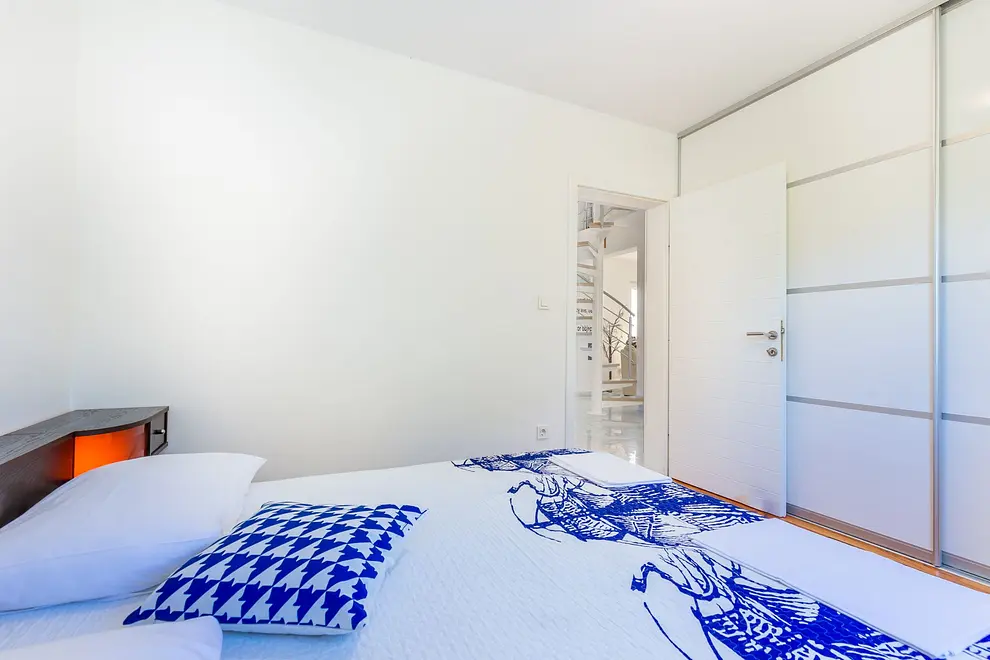 Schlafzimmer 1