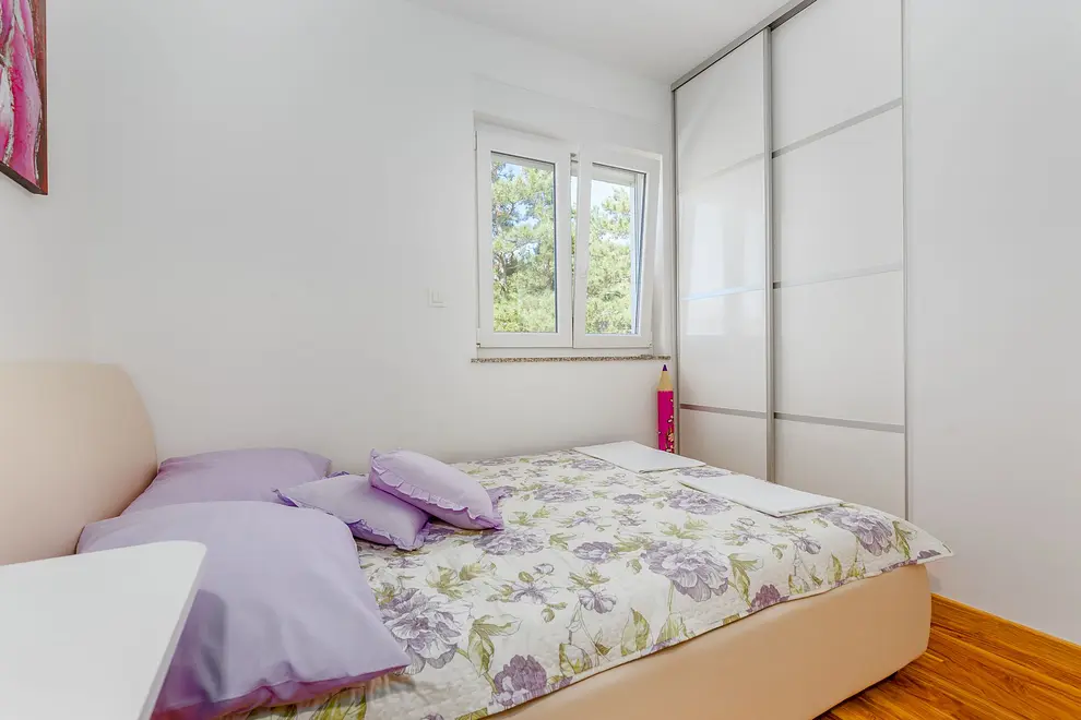 Schlafzimmer 8