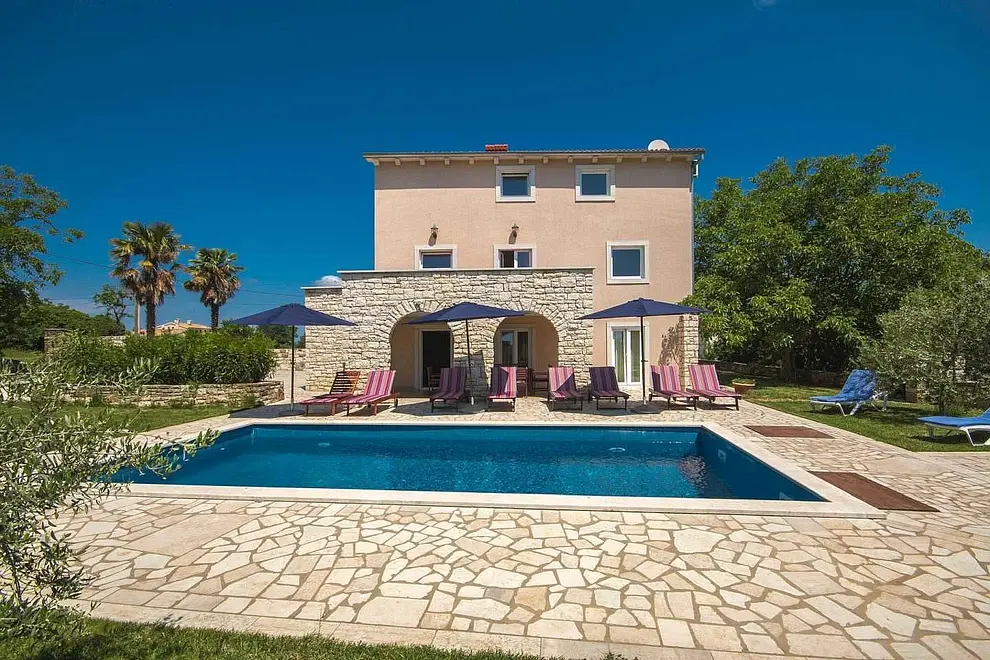 Ferienhaus in Karojba mit Pool und haustiergeeignet 66124004 11130