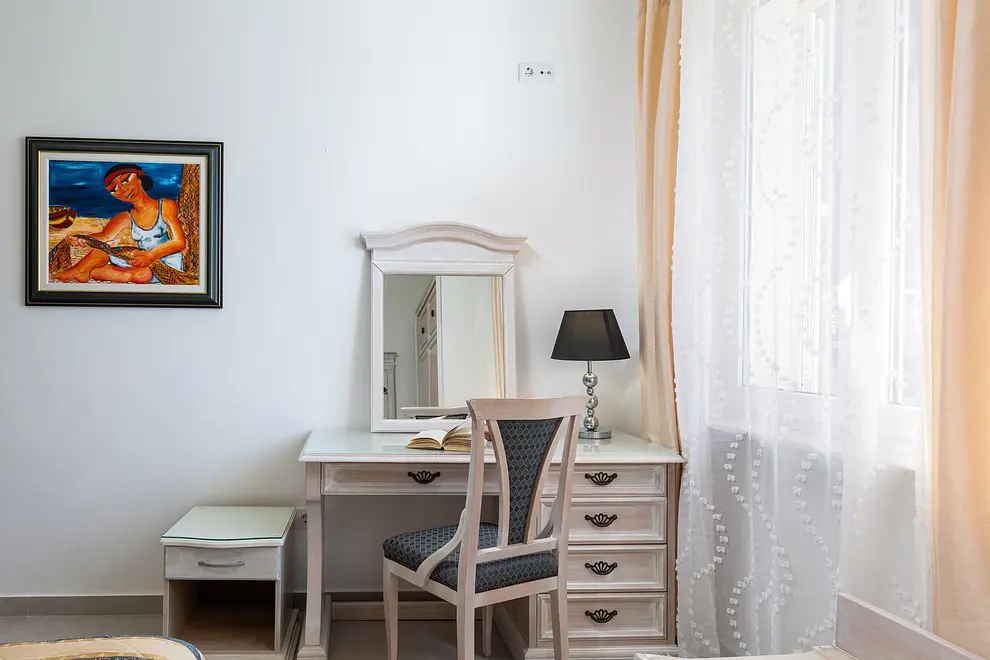 Schlafzimmer 8