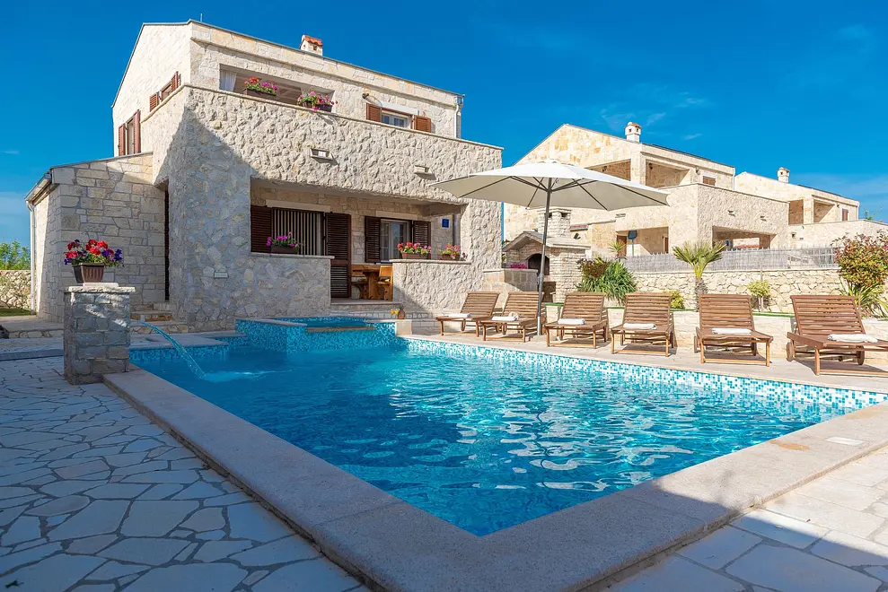 Ferienhaus in Nin mit Pool und haustiergeeignet 66125040 11902