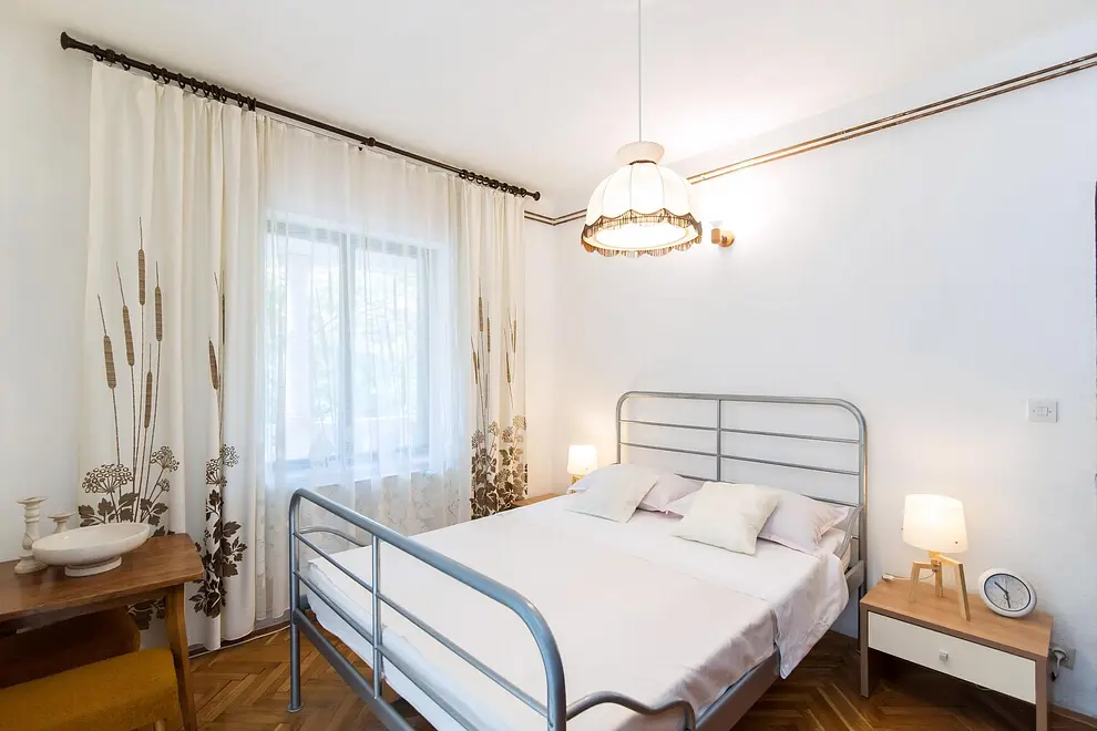 Schlafzimmer 1